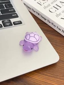 Movi Katie อุปกรณ์กระเป๋า ขนาดเล็กลายการ์ตูนน่ารักเต่าน้อยเรืองแสงของเล่นเรืองแสงใหม่สำหรับเด็กตกแต่งตั้งโต๊ะงานฝีมือทำมือเต่าจิ๋วเรืองแสง (1 ชิ้น) สุ่มสี ตุ๊กตาแต่งสวน ตุ๊กตาจิ๋ว