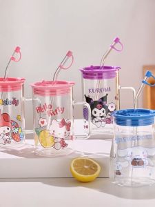 🥛 แก้วน้ำ สีโปร่งใส สกรีนลายการ์ตูน มาใหม่ งานลิขสิทธิ์แท้ มีหูจับ แบบใส มีฝาแบบมีจุกปิด พร้อมหลอด ความจุ 700 ml