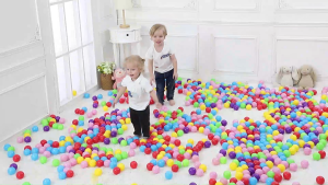 ลูกบอลพลาสติกหลากสี 50/100 ลูก เนื้อหนา ลูกใหญ่ ผลิตในไทยปลอดสารพิษ เกรดพรีเมี่ยม เหมาะสำหรับเด็ก บ้านบอล โรงเรียน