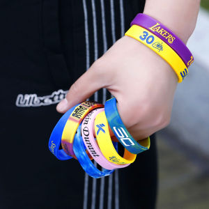 สร้อยข้อมือยางซิลิโคน NBA Star Basketball นักศึกษา จอร์จ คาร์มาเรน จอห์นสัน สายรัดข้อมือกีฬาที่มีแสงสีน้ำเงินในเวลากลางคืน ทนทานต่อการลื่นไหล