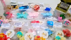 KnittedLight Rose Keychain - Handcrafted with Love in Various Colors - Perfect for Beauty and Fragrance Lovers