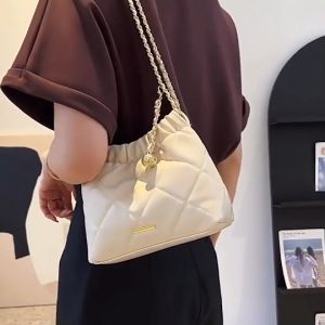 Tintinfashion 💖 3色 𝐆𝐢𝐠𝐢 𝐁𝐚𝐠 กระเป๋าสะพายข้าง สายโซ่ หนังนิ่ม สวยหรู จุของได้เยอะมาก สไตล์แบรนด์ แมทช์ง่าย เพราะมี 3 สี