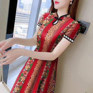 ชุดเดรสยาวปานกลางแขนสั้นฤดูร้อนปี 2025 สำหรับผู้หญิง ชุดเดรสยาวปานกลางเอวสูงสไตล์ใหม่ กระโปรงทรงเอลายเซาสไตล์จีน ผ้าโพลีเอสเตอร์