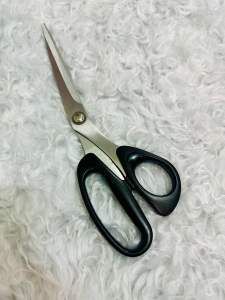 กรรไกรตัดผ้า กรรไกรสแตนเลสขนาด10นิ้ว ราคา 119บาท น้ำหนักเบา ด้ามจับพลาสติกสีดำ