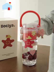 แก้วน้ำพลาสติกแบบมีสตริปปี้สำหรับผู้หญิง ความจุขนาดใหญ่ 20-25 ออนซ์ แก้วน้ำพลาสติกแบบมีตะขอสำหรับต้มชา แก้วน้ำแบบพกพาสำหรับนักเรียน แก้วน้ำสุดน่ารัก