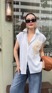 เสื้อเชิ้ตมีดีเทลน่ารักเก๋ไก๋และโดดเด่นในแบบมินิมอลผสมกลิ่นอายfeminineอย่างลงตัว แพทเทรินทรงหลวมใส่สบาย เรียบง่ายแต่มีลูกเล่น MUST HAVE..!!!         •   ประดับดอกไม้สีครีม อกด้านซ้ายให้ความรู้สึกละมุนเพิ่มมิติให้เสื้อดูไม่เรียบจนเกินไป มีเสน่ห์แบบ handcra