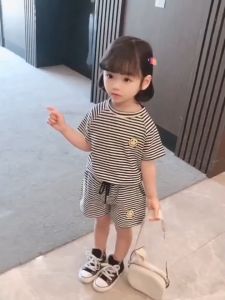 ชุดเช็ตเด็กผญ เสื้อยืดแขนสั้นเด็กหญิง ออกแบบลายทางแฟชั่น กางเกงขาสั้นผ้าฝ้ายแขนสั้นสองชิ้น