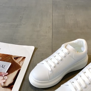 รองเท้าผ้าใบสีขาวผู้หญิง ใส่สบาย น้ำหนักเบา พื้นหนา 4 ซม. รองเท้าหนังสีขาวล้วน แฟชั่นและใช้งานได้หลากหลาย TREND CENTER