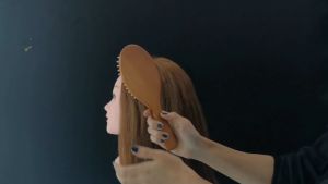 แปรงหวีผม ด้ามไม้ จับถนัดมือ ช่วยนวดกระตุ้นหนังศรีษะ สางผมไม่ให้พันกัน