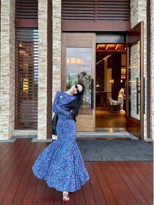 Váy Dài Cạp Cao Họa Tiết Hoa Màu Xanh Cổ Điển Cho Nữ Váy Midi Bó Sát Thời Trang Xuân 2024 Váy Dài Tay Dài