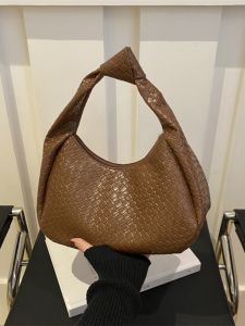 กระเป๋าสะพายข้างผู้หญิงสไตล์ใหม่ปี 2024 กระเป๋าสะพายข้างขนาดเล็ก กระเป๋าสะพายข้างแบบถักแบบลำลอง กระเป๋าสะพายข้างอเนกประสงค์ กระเป๋าสะพายข้างแบบหนัง PU