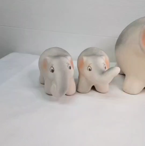 ตุ๊กตาแต่งสวน ช้างเซรามิค ชุด 4 ตัว ตัวใหญ่ 2 ตัว 6.5 นิ้ว ตัวเล็ก 4 ตัว 3 นิ้ว ตุ๊กตาแต่งสวนตัวใหญ่ ตกแต่งบ้าน
