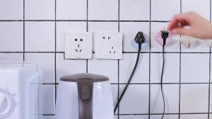 Móc dán tường giữ dây trong suốt