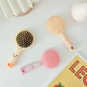 Gương Kèm Lược Mini 2 in 1 Gỡ Rối Chống Rụng Tóc Lược Chải Tóc Tích hợp Gương Cầm Tay Tiện Lợi Cute Trùm Sỉ Gia Thành