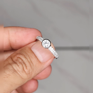 Girlie ACC - Cincin Tunangan / Kawin Berlian Solitair Pave Minimalis Bezel Setting - Desain Modern & Elegan