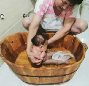 ถังอาบน้ำไม้แบบกลมหนาพร้อมฝาสำหรับคลินิกนวด ถังอาบน้ำเด็กและผู้ใหญ่ ถังอาบน้ำแบบจุน้ำได้ดีสำหรับบ้านและสวน