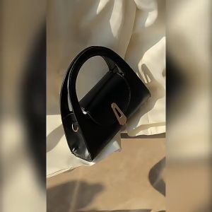 Just Star ⚡จัดส่งฟรี สินค้าพร้อมส่ง⚡กระเป๋าผู้หญิงใหม่กระเป๋าผู้หญิงกระเป๋ากึ่งไหล่ห่อกระเป๋ากระเป๋าสะพายข้างล็อคย้อนยุคแนวแฟชั่น