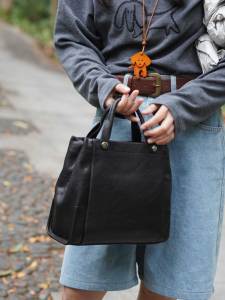 Tasha Grandmas Vintage Tanned Leather Tote Bag Small Size American Retro Style Soft Handle Magnetic Buckle Closure Daily Use