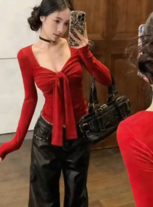 Miko พร้อมส่ง🎀🌈เสื้อสีแดง ชุดใส่ปีใหม่ เสื้อยืแขนยาวผู้หญิงดีไซน์จับจีบผูกโบว์หน้าอกคอวีเสื้อครอปเรียบหรู ดูแพง แฟชั่น