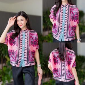 เสื้อ อัดพลีทเนื้อดี แบบงาน Brand 😍  ดีเทลเริ่ดมากๆ เสื้อแพตเทิร์น  แขน 4 ส่วน คอปก แต่งกระดุมเรียง สีเดียวกับตัวชุด รุ่นนี้พิมพ์ลาย กราฟฟิค เกร๋กรุบ ➿➿        ** งานประณีต อัดแน่นๆ ย้ำซ้ำๆ  ถึง 3 ครั้ง เพื่อความคงทน อยู่ตัว ไม่คลายลอน