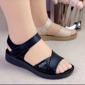 รองเท้าแตะหนังแท้สวมใส่สบายสำหรับคุณแม่ รองเท้าแตะพื้นแบนกันลื่นสำหรับผู้หญิงวัยกลางคนและผู้สูงอายุ รองเท้าแตะฤดูร้อนสำหรับคุณยาย