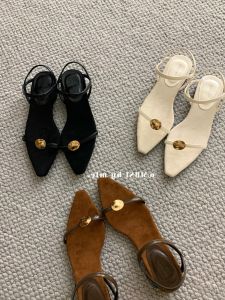 รองเท้าแตะส้นแบนหัวแหลมสำหรับผู้หญิง ฤดูร้อน 2025 สไตล์ฝรั่งเศส รองเท้าสไตล์โรมันระดับไฮเอนด์ วัสดุ PU รองเท้าหนัง PU