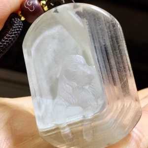 Tinh khiết tự nhiên ma trắng nhiều lớp chúc may mắn Mặt dây chuyền hình con chó. Màu sắc phong phú độ bóng dồi dào tinh thể trong suốt. Từng Bước một sự thịnh vượng sẽ đến🍃Sự khéo léo là tinh tế hình ảnh của vị thần thịnh vượng là sống động như thật.