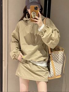 ชุดกันฝนกีฬาฤดูร้อนสำหรับผู้หญิง ชุดกระโปรงสั้น 2 ชิ้น น้ำหนักเบา สบาย ๆ ใส่ทำงาน สไตล์ไฮเอนด์ กันแดด เสื้อแจ็คเก็ต กางเกงขาสั้น