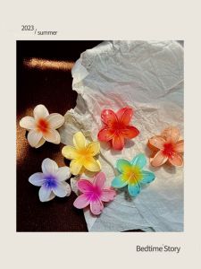 กิ๊บติดผมลายฉลามดอกไม้ไข่ไก่สไตล์เกาหลีสำหรับการถ่ายภาพชายหาดในช่วงฤดูร้อน กิ๊บติดผมแบบหนีบผมสำหรับผู้หญิงที่เซ็กซี่และเผ็ดร้อน