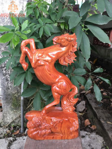 Tượng ngựa phong thủy để bàn gỗ hương cao cấp nguyên khối mẫu nhất mã phi thiên cao 38 cm mang lại sự may mắn tiền tài sự thăng tiến trong công việc cho gia chủ