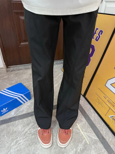 กางเกงลำลองชายผ้าไหมน้ำแข็งสีดำแห้งเร็ว กางเกงขายาวทรงหลวมสบาย ๆ สำหรับฤดูร้อน ป้องกันแสงแดด กางเกงขายาวทรงขาบาน