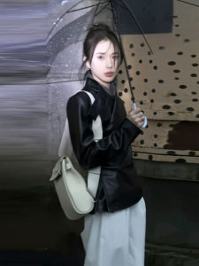 แจ็คเก็ตหนังสีดำสไตล์อเมริกันย้อนยุค NANNI ฤดูใบไม้ผลิ 2025 สไตล์ใหม่ แจ็คเก็ตหนังสีดำเข้มสำหรับสาวฮอต