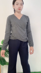 ชุดเซ็ตดีไซน์สุดฮิต ชุดแฟชั่น คอวีไขว้ ใส่แล้วดูแพงมาก