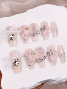 เล็บแต่งตัวแบบสวมใส่ทำมือ ทรงยาวปานกลาง ผลิตภัณฑ์เสริมสวยสำหรับเล็บพรีเมี่ยม ลายโบว์ผีเสื้อ สีชมพู ผลิตในจีนแผ่นดินใหญ่