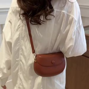 กระเป๋าสะพายเฉียงสตรีสีทึบ ดีไซน์ล้ำยุค พรีเมียมคลาสสิก น้ำหนักเบา ใส่ได้ทุกอิเวนต์