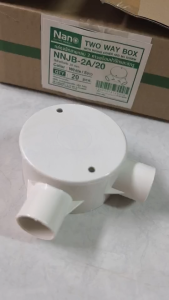 NANO NNJB-2A/20 กล่องพักสาย2ทาง 90°สีขาวสำหรับท่อตรง20 มม.(แผ่นปิด+สกรู)