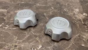 Logo chụp mâm ốp lazang bánh sau xe ô tô Toyota Land Cruiser 6 chấu TY-131 - Đường kính 13.8cm