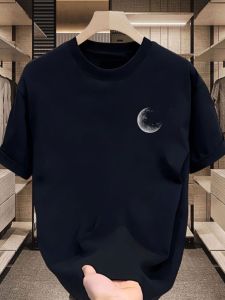 เสื้อยืดผ้าฝ้ายทรงหลวมลําลองสําหรับผู้ชายฤดูร้อนมาใหม่ครึ่งแขนออกแบบกราฟิกอินเทรนด์สไตล์เยาวชนคอกลม