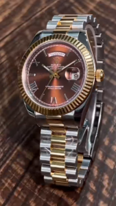 Exuding a retro charm that is both noble and avant-garde this 41mm quartz  watch with dual date display features a two-tone gold case and a distinctive coffee-colored dial creating a striking contrast. It radiates a hint of aristocratic nostalgia capt