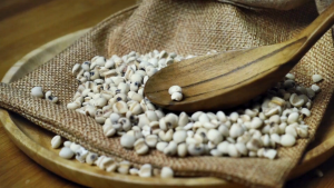 ลูกเดือย Jobs tear ลูกเดือยแห้ง ตรา กอเงินฟาร์ม ขนาด 400 กรัม