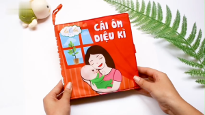 Sách Vải Phát Triển Tình Cảm Cho Bé 0-3 Tuổi Câu Chuyện - Cái Ôm Diệu Kỳ - Lalala Baby