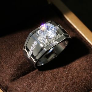 Huitan แหวนผู้ชายสำหรับงานแต่งงานแหวนหมั้นโซลิแทร์เพชรสังเคราะห์มันวาวดีไซน์เรียบง่ายแหวนแต่งงานชายเครื่องประดับคลาสสิก