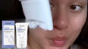 EELHOE Kem Săn Chắc Da Cổ 120g - Kem dưỡng da cổ chứa bơ hạt mỡ và axit hyaluronic hỗ trợ săn chắc da và giảm nếp nhăn cấp ẩm sâu kết cấu mỏng nhẹ thẩm thấu nhanh có con lăn massage dùng hàng ngày
