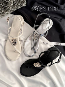 Miss Ddll Madeleine รองเท้าแตะแฟชั่น ผู้หญิง รองเท้าโรมันเปิดนิ้วเท้าพร้อมหัวเข็มขัดโลหะ สายคล้อง ฤดูร้อน ลำลอง ระบายอากาศได้ดี ส้นแบน