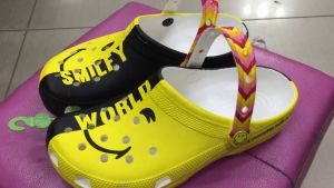 CrocsFanClub - Sục mặt cưới smiley quai trắng Nam Nữ PBX22 - hàng xịn xò