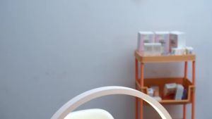 Panduan Membeli Lampu Meja 3 Warna, Half Moon, Nail Art & Facial Salon