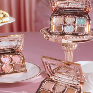 [NEW]Flower Knows The Sweetie Bear Collection 6-Color Makeup Palette phấn mắt Tông màu Matte & Ánh kim. Lên màu chuẩn và lâu trôi. Hiệu ứng trang điểm tinh tế  Tông màu nâu & hồng cho ngày thường