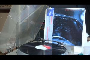 1 แผ่นเสียง 12นิ้ว n53 KUMIHIKO SOUNDTRACK แผ่นJapan NMริ้วรอยบาง เสียงรบกวนน้อยนิดไม่มีรอยลึก แผ่นล้างทำความสะอาดแล้ว ปกVG++มีตำหนิขอบนิดหน่อย