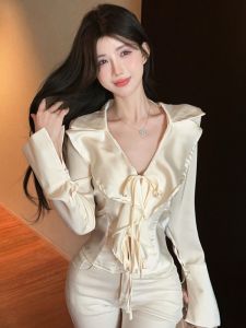 GUZILIAN | Áo sơ mi lụa khoét rỗng không đều kiểu Hàn Quốc mềm mại ôm vừa vặn kiểu Pháp cổ chữ V tay dài mùa xuân màu trơn