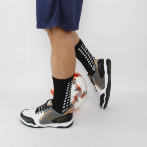 รองเท้ากีฬารองเท้าเท้าฟุตซอล GIGA (FG424) แถมฟรี! ถุงเท้ากันลื่น ดำพื้นขาว 1 คู่ งานไทยของดีคุ้ม